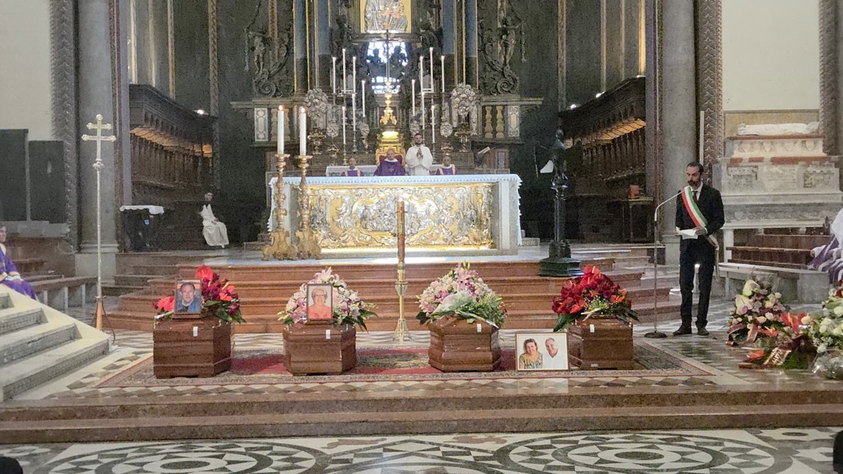 Il ricordo della famiglia Leone e dell’ultimo disperso, dolore e lacrime al Duomo di Messina per le vittime del crollo di Pistunina