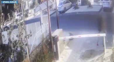 La sorprende alle spalle e tenta di sgozzarla: le immagini del tentato omicidio di Gela