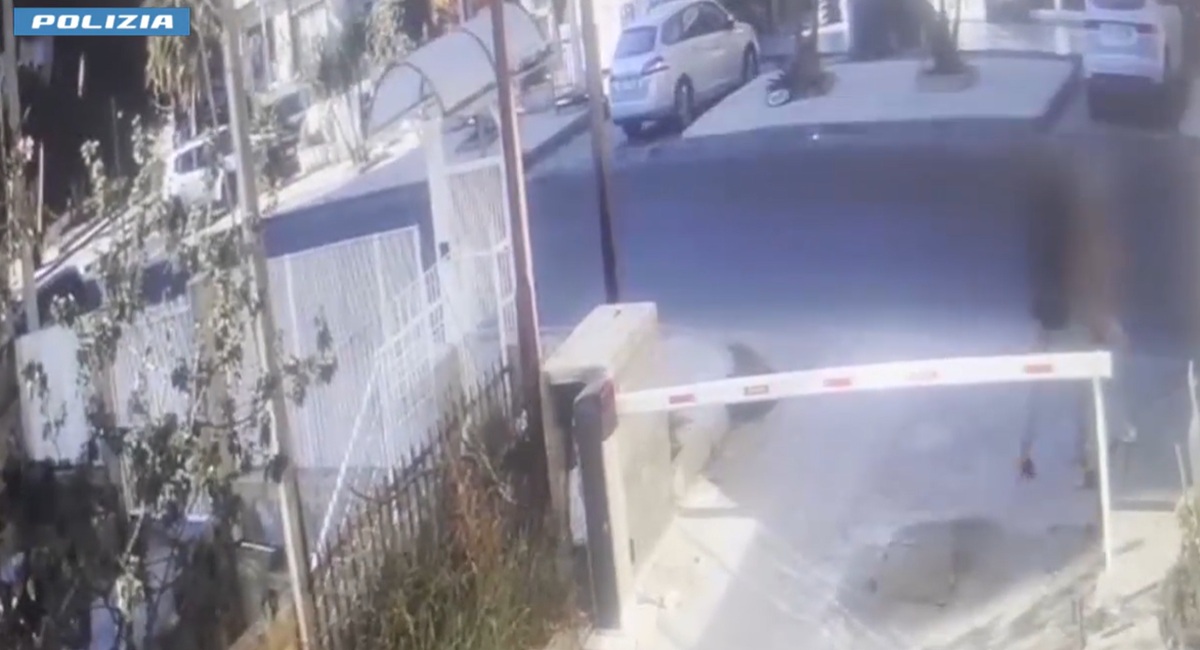 La sorprende alle spalle e tenta di sgozzarla: le immagini del tentato omicidio di Gela