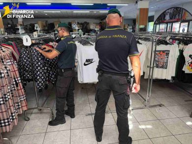 VIDEO | Misterbianco, sequestrati 4.400 capi d’abbigliamento contraffatti