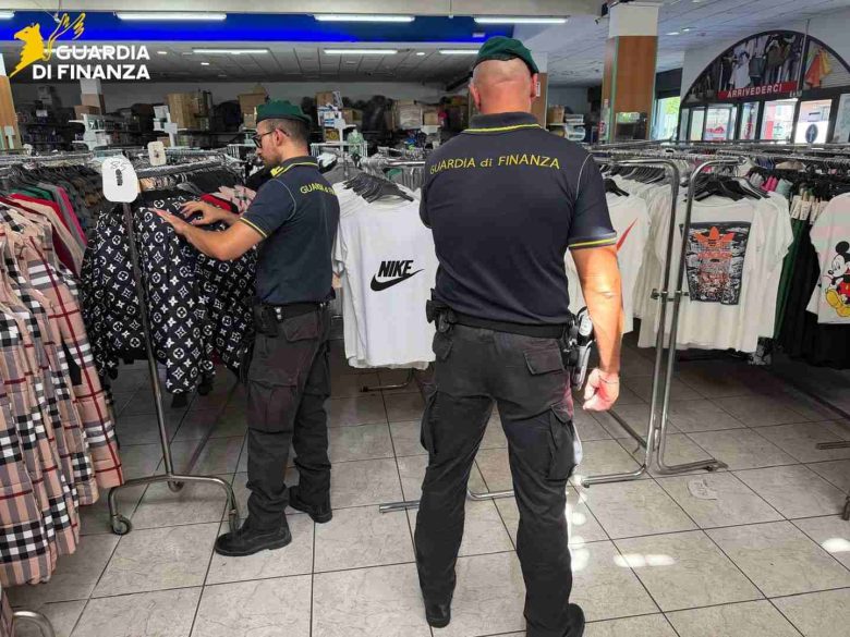 VIDEO | Misterbianco, sequestrati 4.400 capi d’abbigliamento contraffatti