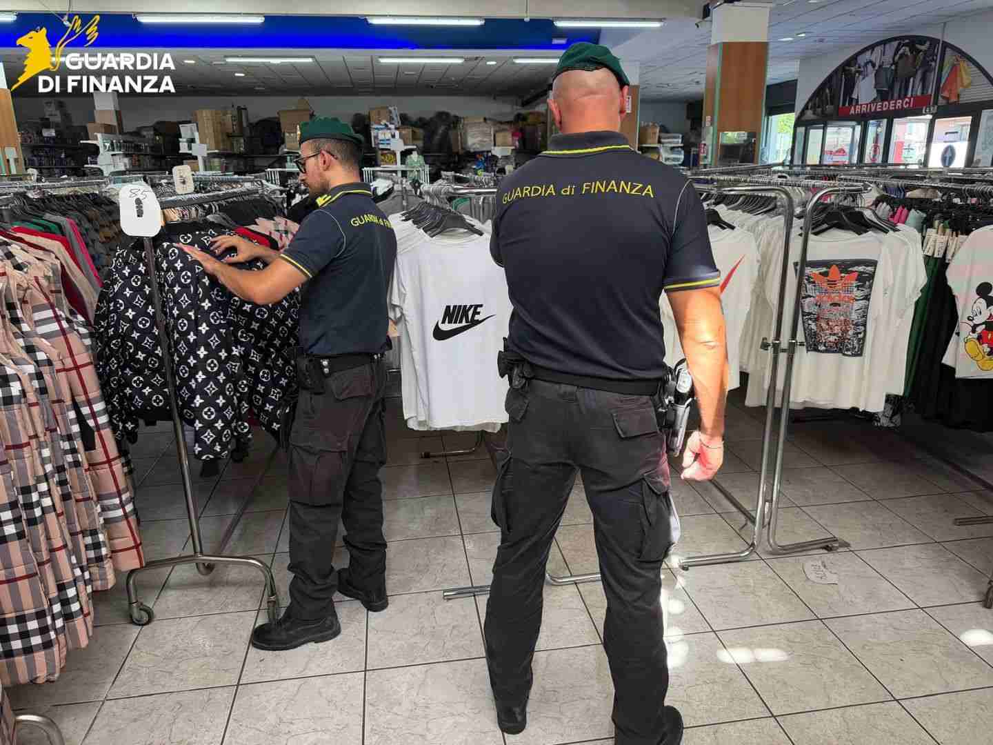 VIDEO | Misterbianco, sequestrati 4.400 capi d’abbigliamento contraffatti
