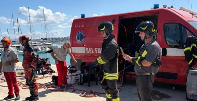 Notte di apprensione a Castellammare del Golfo: auto cade in acqua, incolumi i due occupanti