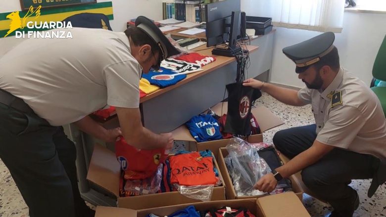 VIDEO | Dalla F1 al calcio, maxi sequestro di capi contraffatti a Cefalù: il blitz della Guardia di Finanza