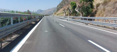 A18, scontro tra due auto e un camion: traffico in tilt verso Catania