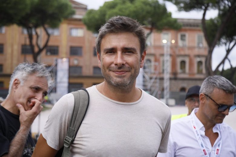 Alessandro Di Battista rientrerà giovedì da Cuba: il volo sanitario privato