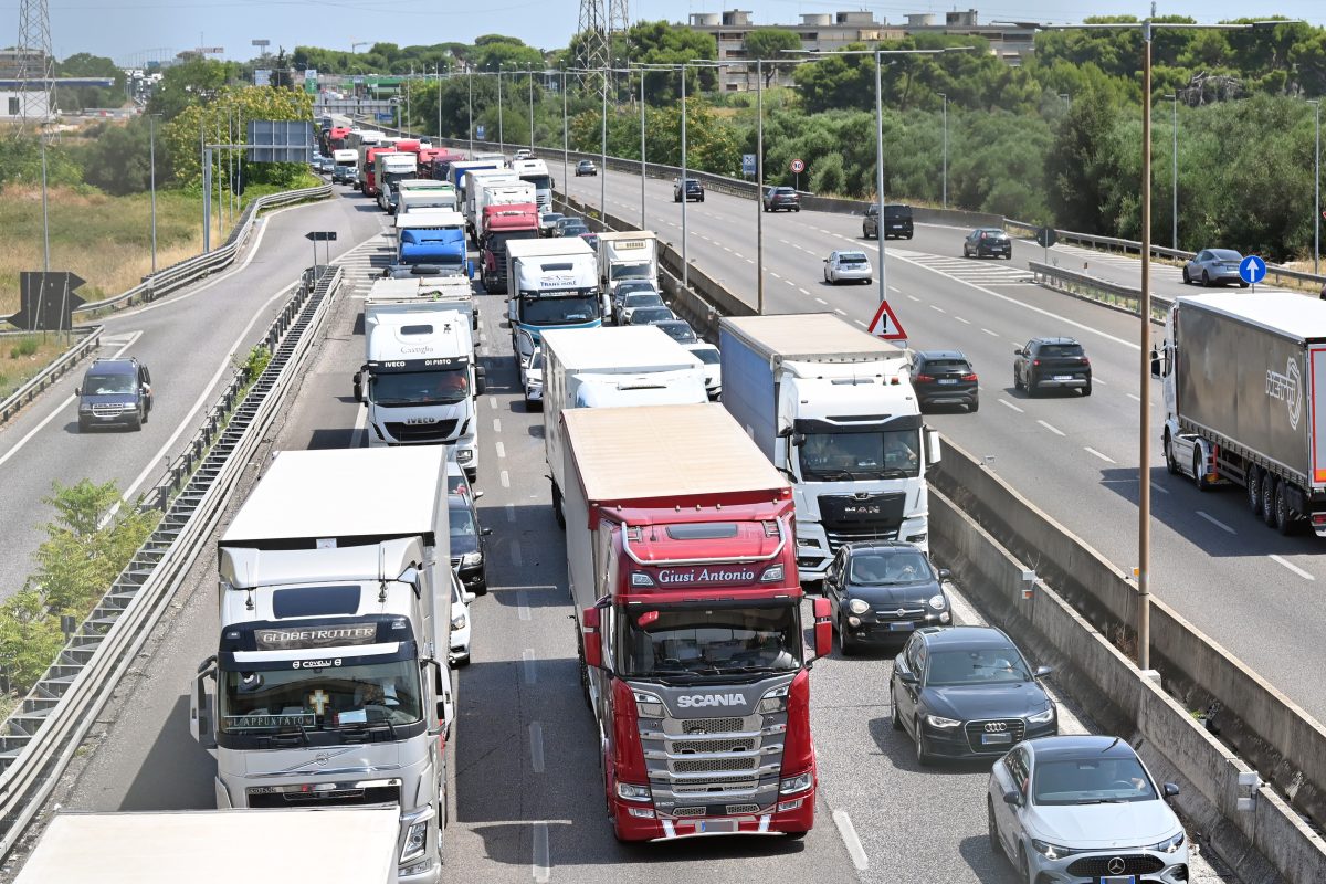 Caro carburante, fumata nera tra Regione e autotrasportatori: a ottobre lo sciopero. Aricò: “Ecco le prossime mosse”