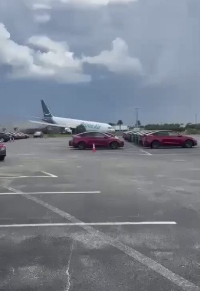 Miami, aereo cargo di Amazon uscito fuori pista: 5 morti, ci sono feriti