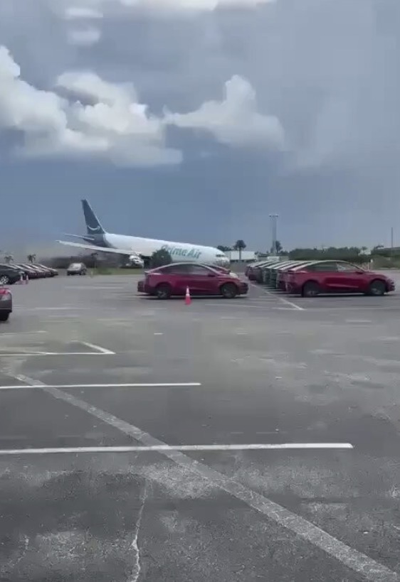 Miami, aereo cargo di Amazon uscito fuori pista: 5 morti, ci sono feriti