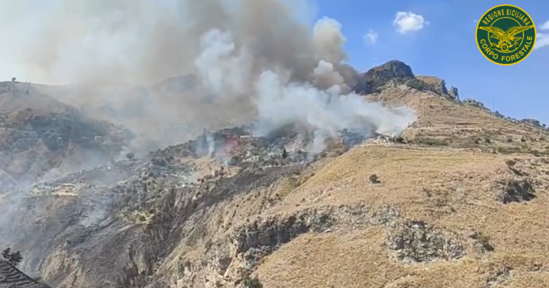 VIDEO | Taormina brucia ancora: in azione anche il Corpo Forestale Regionale