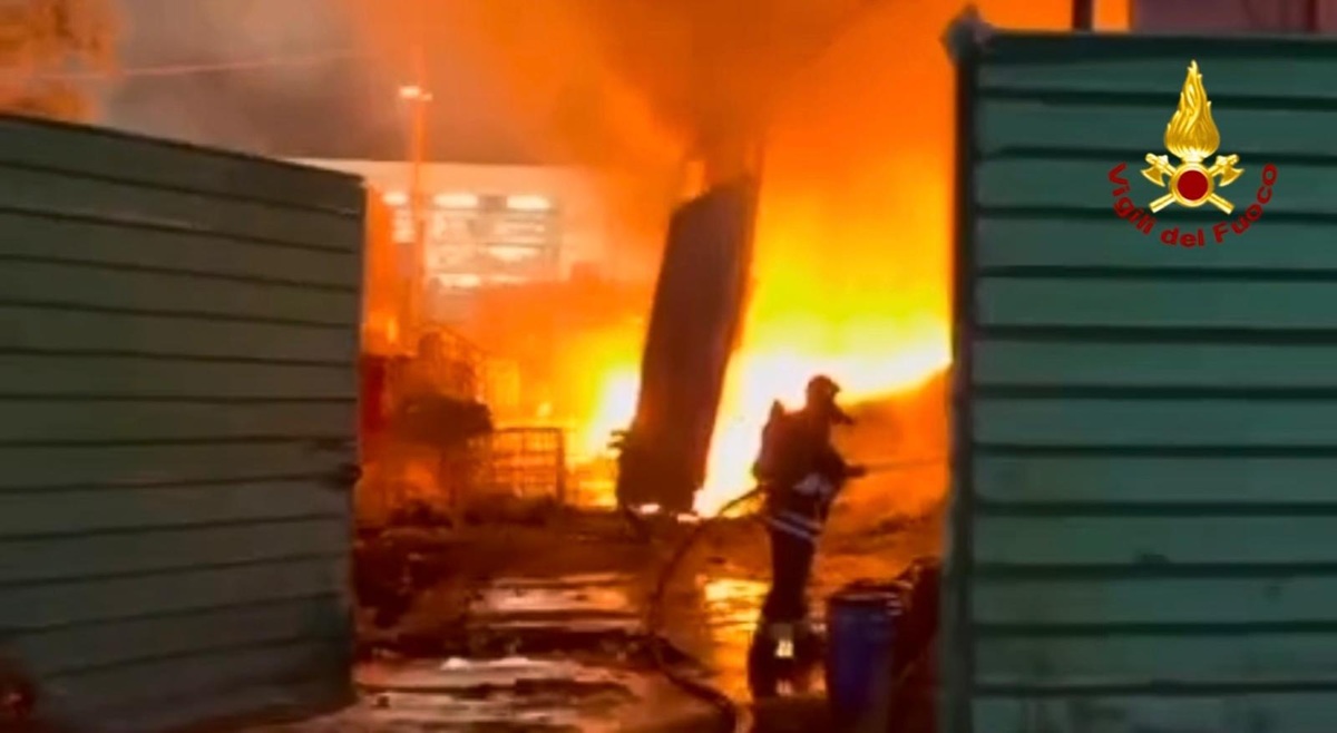Ancora fiamme alla zona industriale di Catania, vasto incendio in deposito: le immagini. UGL Catania: “Problema per tutto il territorio”