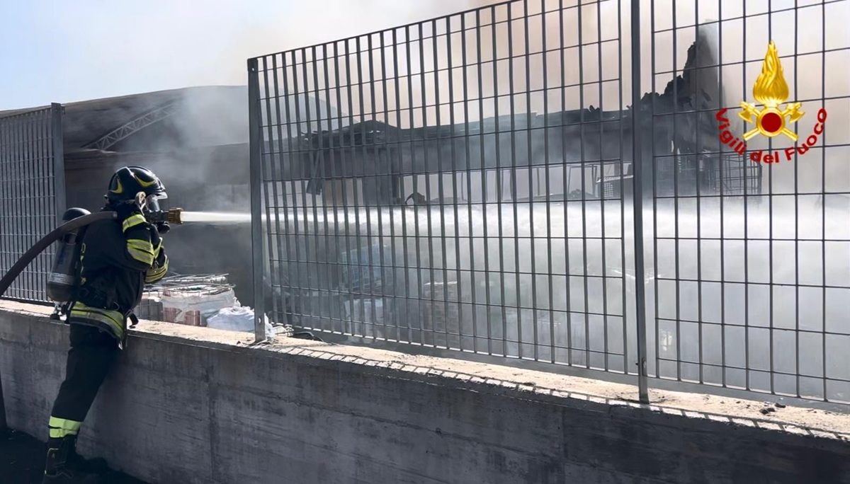 Ancora fiamme alla zona industriale di Catania, vasto incendio in deposito: le immagini. UGL Catania: “Problema per tutto il territorio”