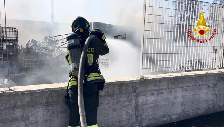 VIDEO | Zona industriale di Catania, autobotti e vigili del fuoco in azione: vasto incendio in un deposito di oli esausti