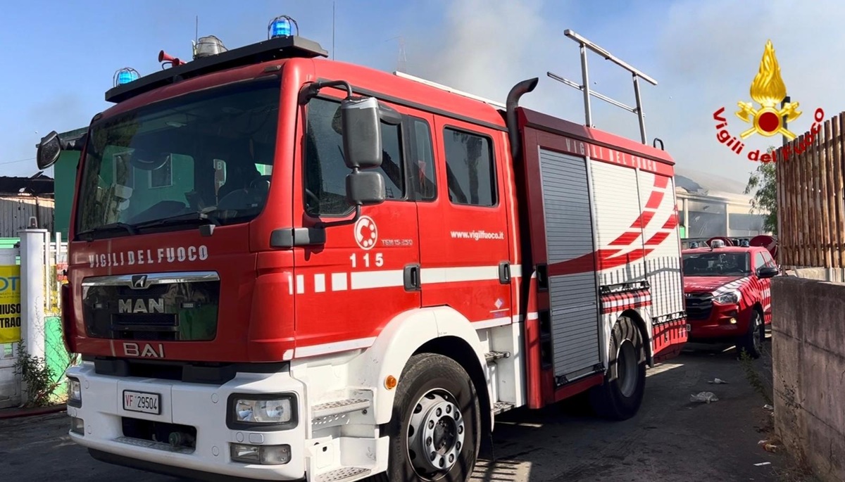 Ancora fiamme alla zona industriale di Catania, vasto incendio in deposito: le immagini. UGL Catania: “Problema per tutto il territorio”