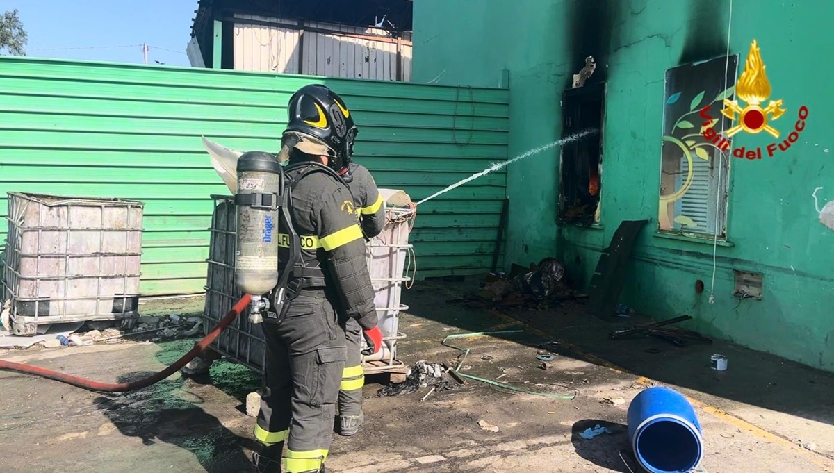 Ancora fiamme alla zona industriale di Catania, vasto incendio in deposito: le immagini. UGL Catania: “Problema per tutto il territorio”