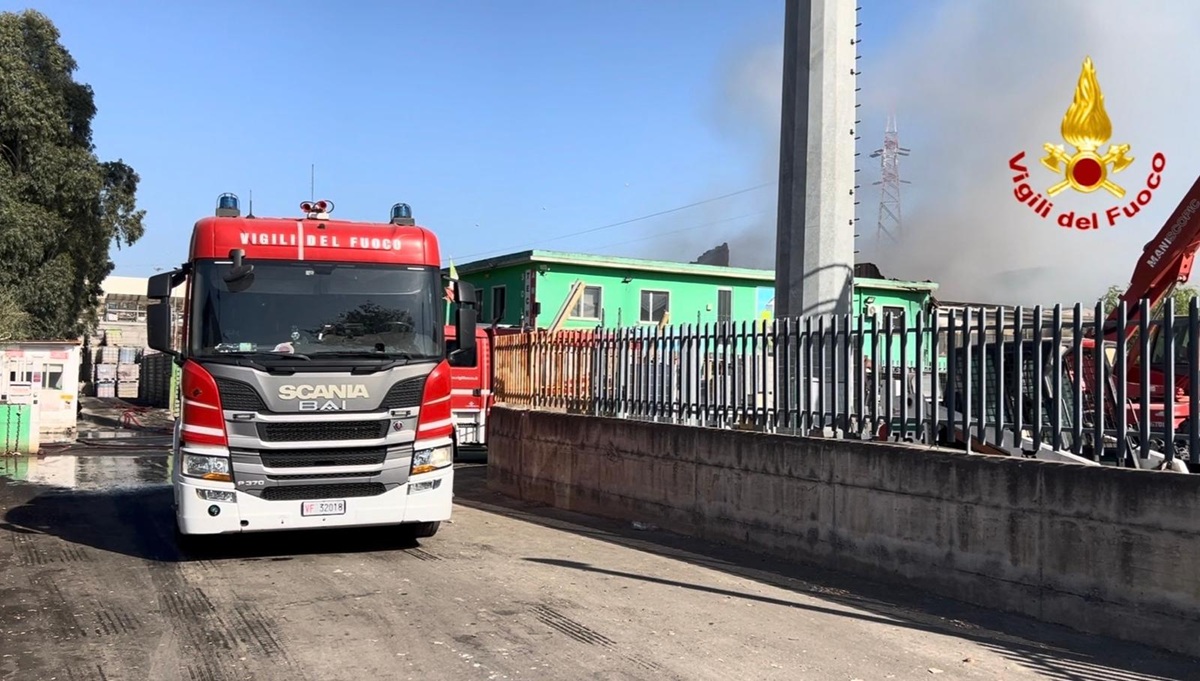 Ancora fiamme alla zona industriale di Catania, vasto incendio in deposito: le immagini. UGL Catania: “Problema per tutto il territorio”