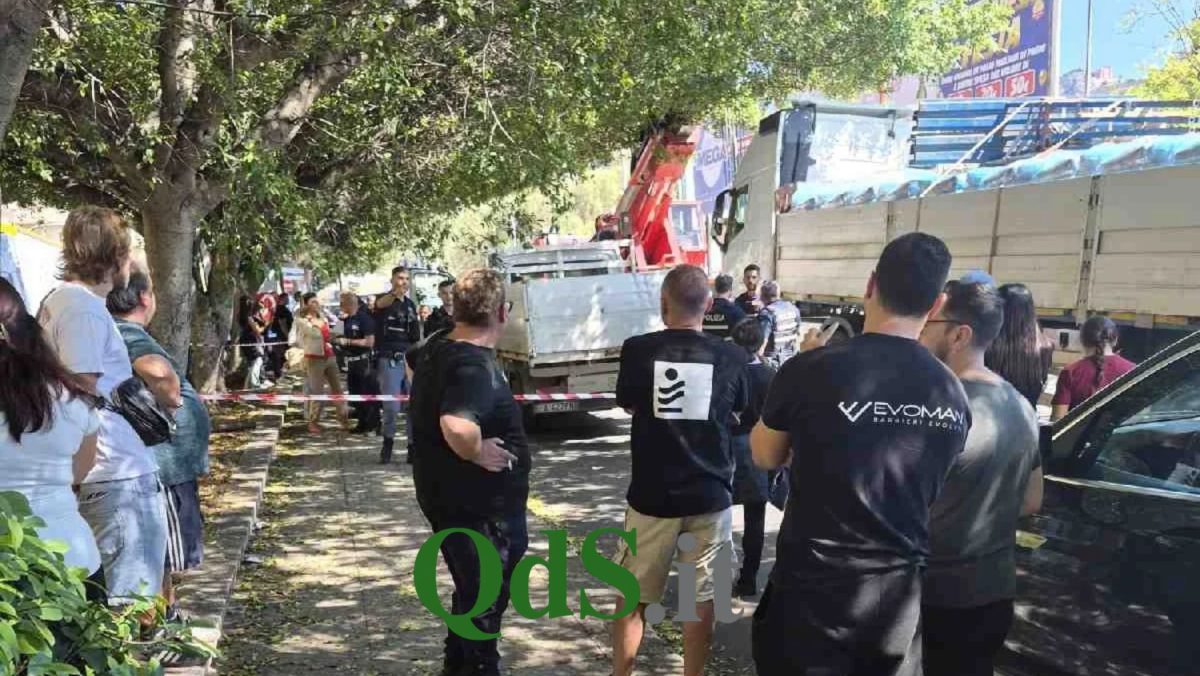 Tragico incidente in via Belgio a Palermo, tir contro bici elettrica: un morto Tragico incidente in via Belgio a Palermo, tir contro bici elettrica: un morto