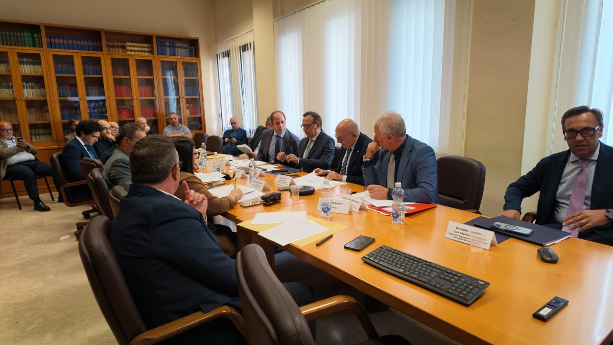 Caro carburante, fumata nera tra Regione e autotrasportatori: a ottobre lo sciopero. Aricò: “Ecco le prossime mosse” Caro carburante, fumata nera tra Regione e autotrasportatori: a ottobre lo sciopero. Aricò: “Ecco le prossime mosse”