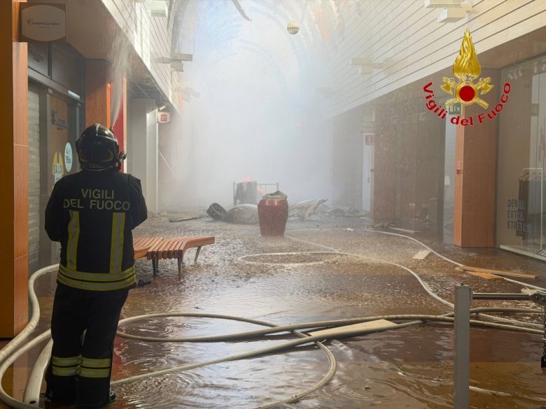 VIDEO | L’incendio al Conca d’Oro, ancora focolai da spegnere: vigili del fuoco a lavoro tutta la notte
