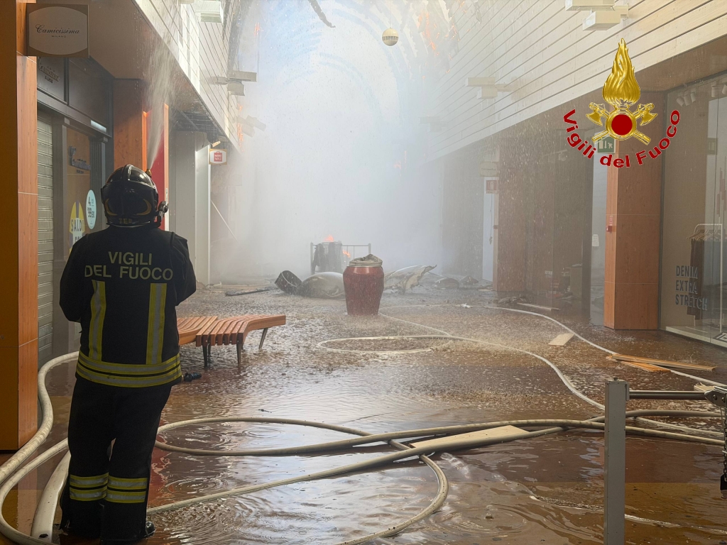 VIDEO | L’incendio al Conca d’Oro, ancora focolai da spegnere: vigili del fuoco a lavoro tutta la notte
