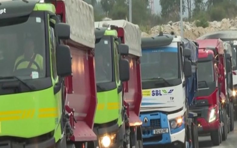 VIDEO | Non solo Sicilia, autotrasportatori alle prese con il caro carburanti in Portogallo: la protesta dei camion