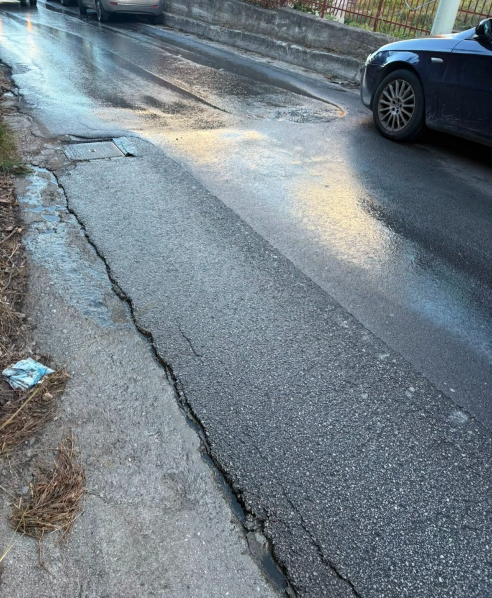 Liquami in strada a Palermo, donna scivola con la moto e finisce in ospedale: “Situazione vergognosa”