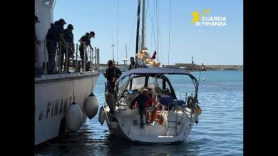 VIDEO | Migranti nascosti in una barca a vela, arrestato tunisino nel Trapanese