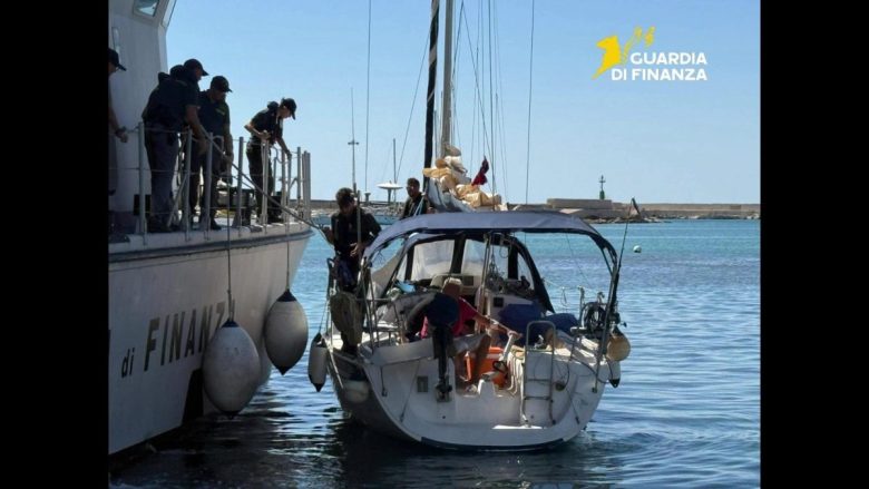 VIDEO | Migranti nascosti in una barca a vela, arrestato tunisino nel Trapanese