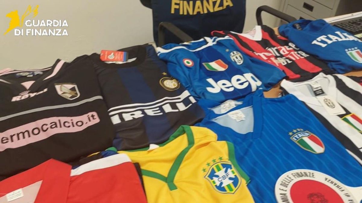 Maglie da calcio e F1 contraffatte: maxi blitz a Cefalù, sequestrati oltre 650 capi