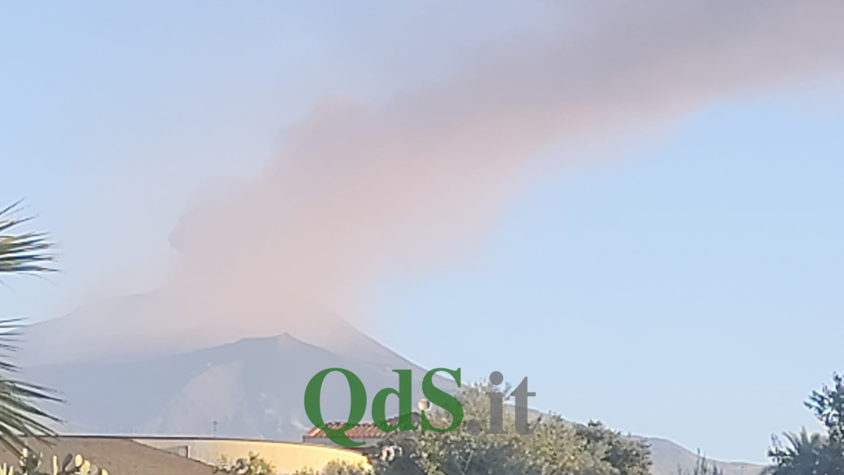 L’Etna riprende l’attività di emissione cenere, scatta l’allerta rossa