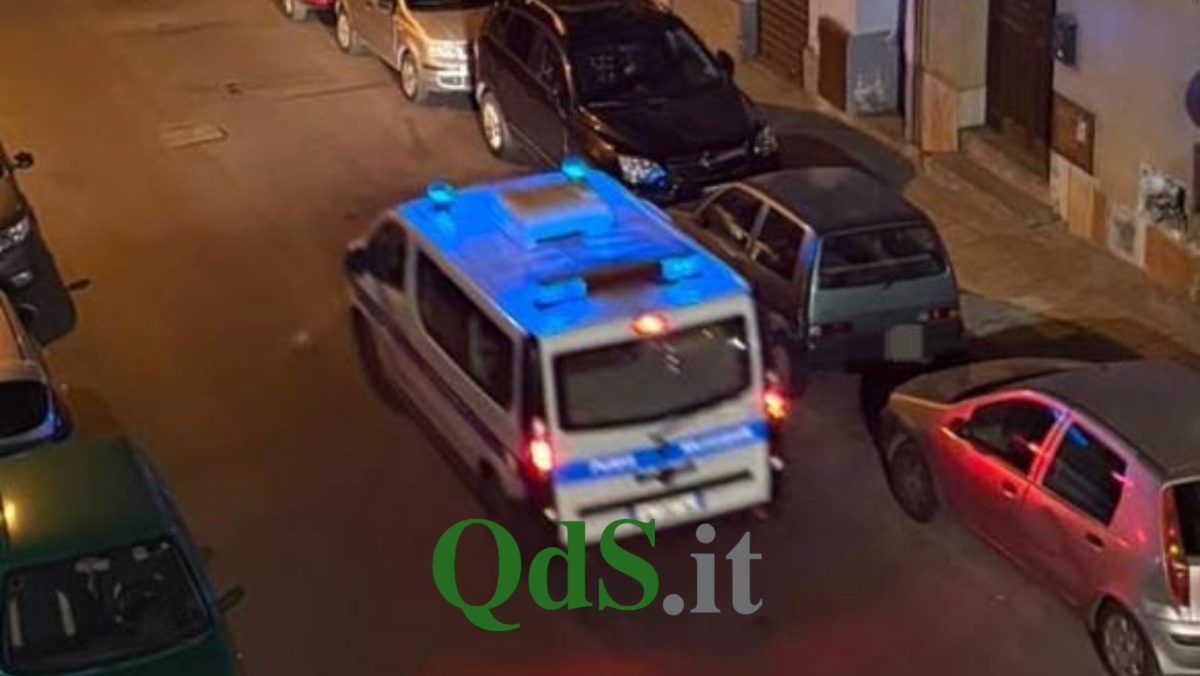 Liquami in strada a Palermo, donna scivola con la moto e finisce in ospedale: “Situazione vergognosa”
