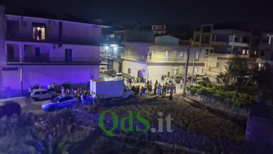 Adrano, tensione per il caso dei cani: folla sotto casa del 47enne, portato via in ambulanza