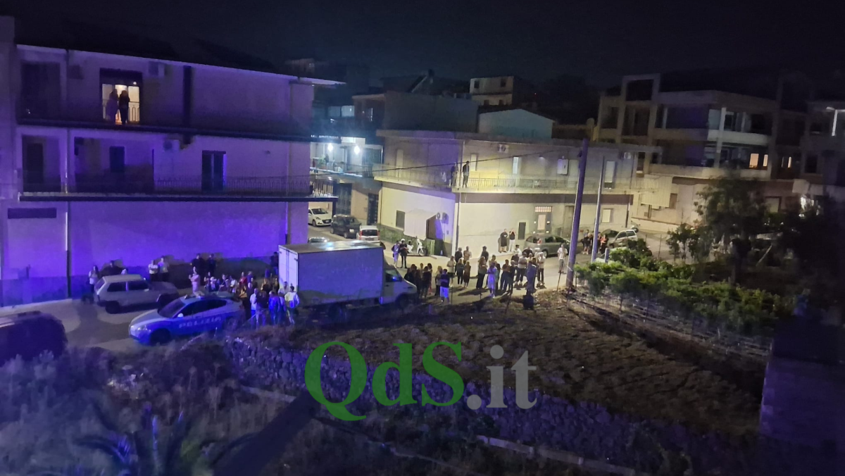 Adrano, tensione per il caso dei cani: folla sotto casa del 47enne, portato via in ambulanza Adrano, tensione per il caso dei cani: folla sotto casa del 47enne, portato via in ambulanza