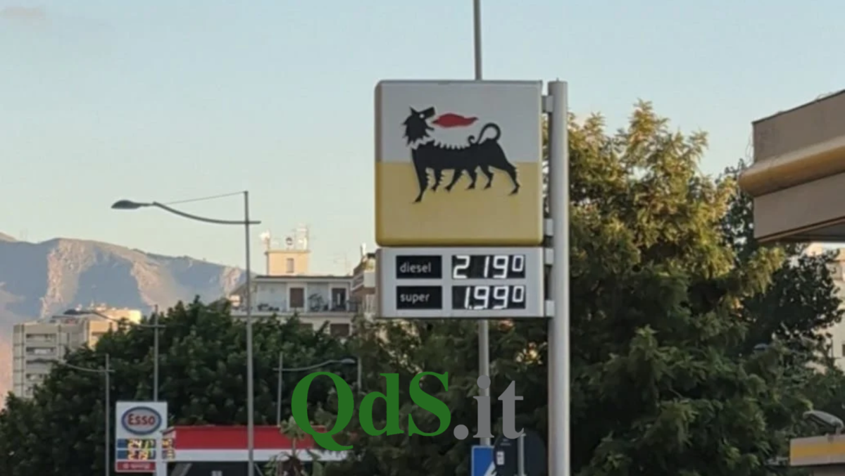Caro carburante, cittadini in piazza a Palermo: “Abbassare il prezzo”