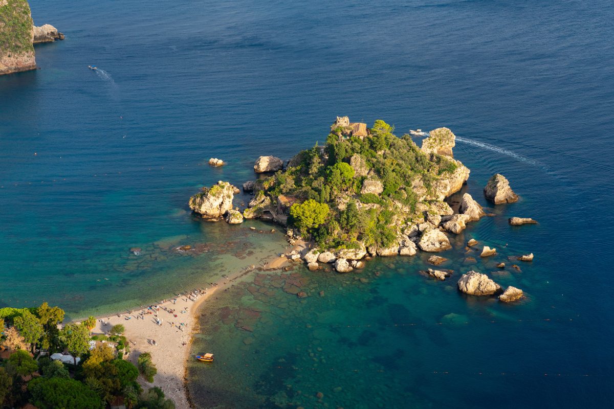 Isola Bella, nuova vita per la riserva: in arrivo orto botanico e museo multimediale Isola Bella, nuova vita per la riserva: in arrivo orto botanico e museo multimediale