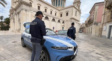 Aggredisce la compagna in auto colpendola più volte in faccia; arrestato 35enne