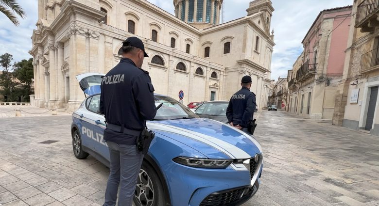 Aggredisce la compagna in auto colpendola più volte in faccia; arrestato 35enne