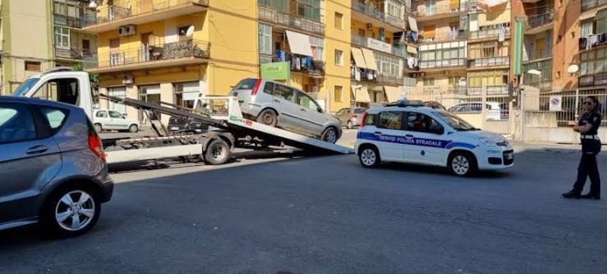 FOTO | Catania, veicoli abbandonati e carcasse: resta attivo il servizio rimozione