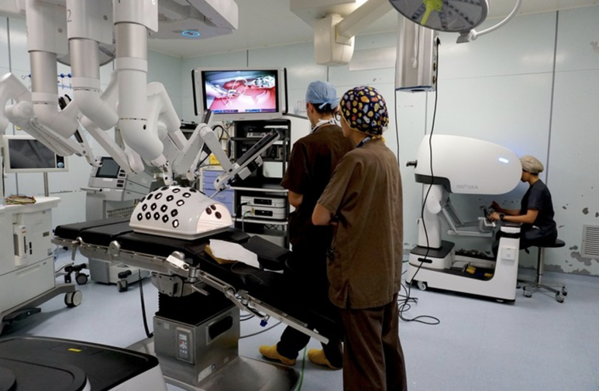 Dall’innovazione all’applicazione, robot chirurgici cinesi al Policlinico di Milano (从创新到应用，中国手术机器人进驻意大利医院)