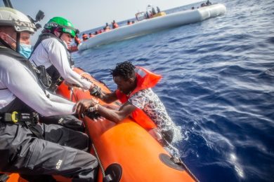 Dimezzati gli arrivi in Italia di migranti irregolari. Ma nell’Ue resta alta la tensione sui “dublinanti”