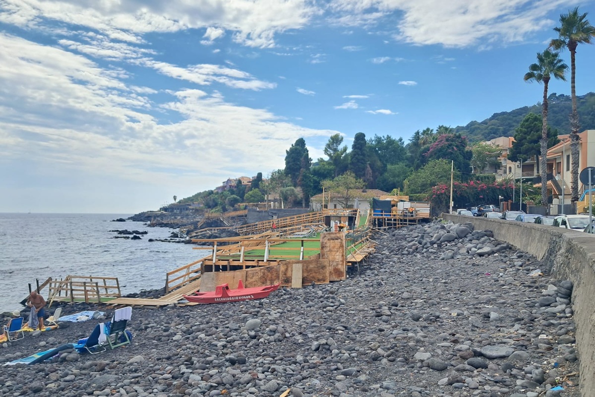 La spiaggia devastata, il lido contestato e i conti in rosso: l’estate di Santa Tecla