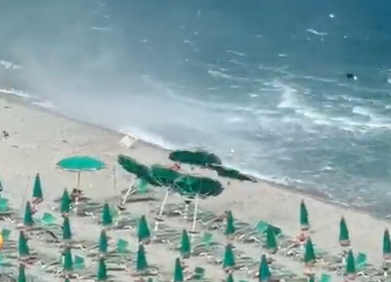 VIDEO | Paura in Calabria, tromba d’aria in spiaggia: ombrelloni spazzati via e bagnanti in fuga