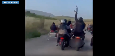 VIDEO | Catania, corsa clandestina di cavalli: arrestato giovane armato di kalashnikov