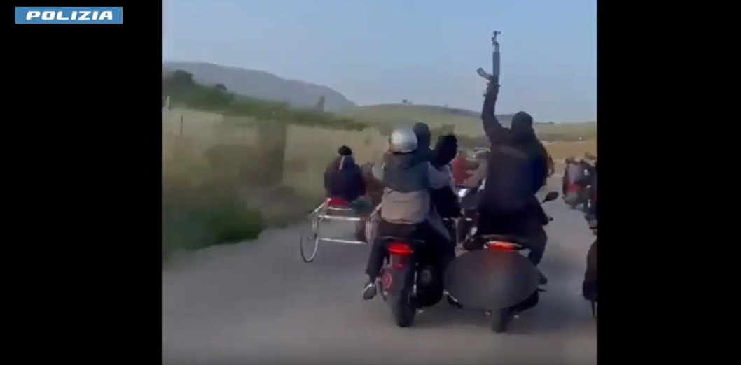 VIDEO | Catania, corsa clandestina di cavalli: arrestato giovane armato di kalashnikov
