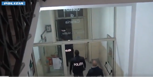 Droga, smantellata piazza di spaccio modalità drive in a Catania: due arresti