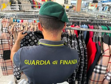 Contrasto alla contraffazione a Misterbianco, sequestrati 4.400 capi d’abbigliamento