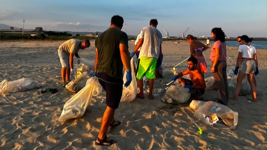 Playa di Catania, spiagge libere trasformate in discariche a cielo aperto: come i luoghi sporchi possono diventare “un bene di tutti” Playa di Catania, spiagge libere trasformate in discariche a cielo aperto: come i luoghi sporchi possono diventare “un bene di tutti”