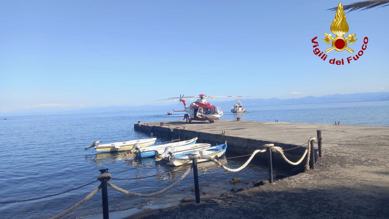 Precipita in mare con l’auto, morto 90enne: la tragedia sull’Isola di Vulcano, indagini in corso Precipita in mare con l’auto, morto 90enne: la tragedia sull’Isola di Vulcano, indagini in corso