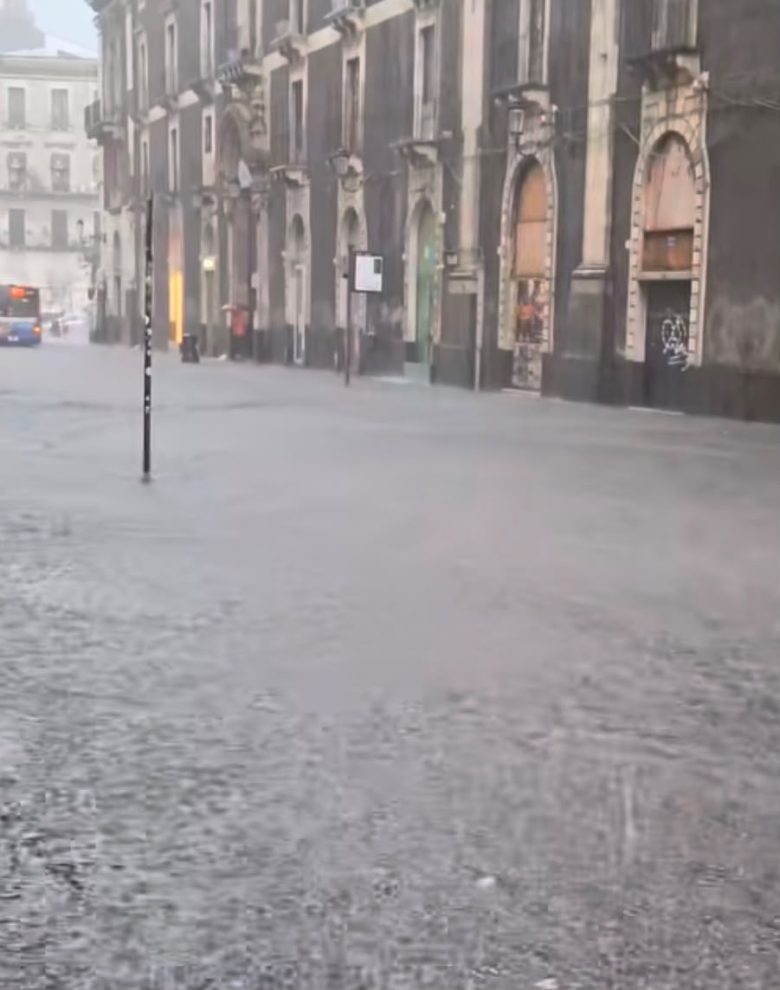 VIDEO – Catania, diluvio e disagi: via Etnea come un fiume alle prime ore di questa mattina