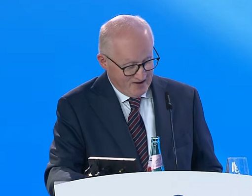 Euro sotto 1,12 dollari per la prima volta da maggio 2025